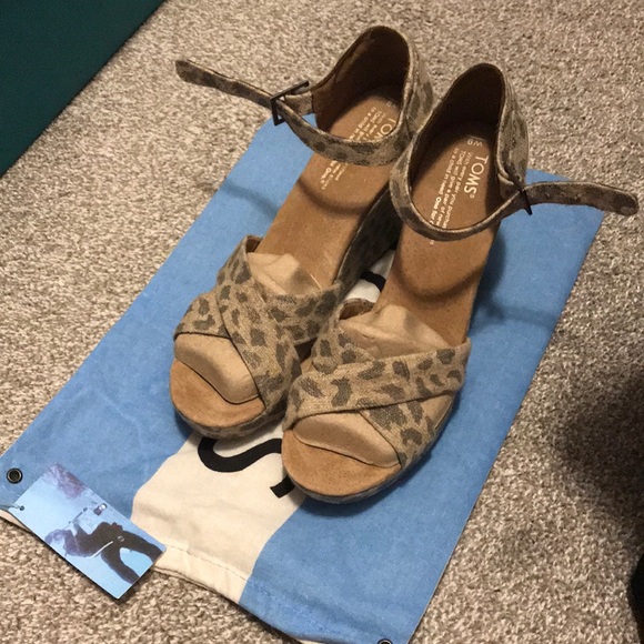 toms leopard print platform